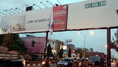 Iklan di Bando Reklame Jalan Tuanku Tambusai Pekanbaru Dicopot